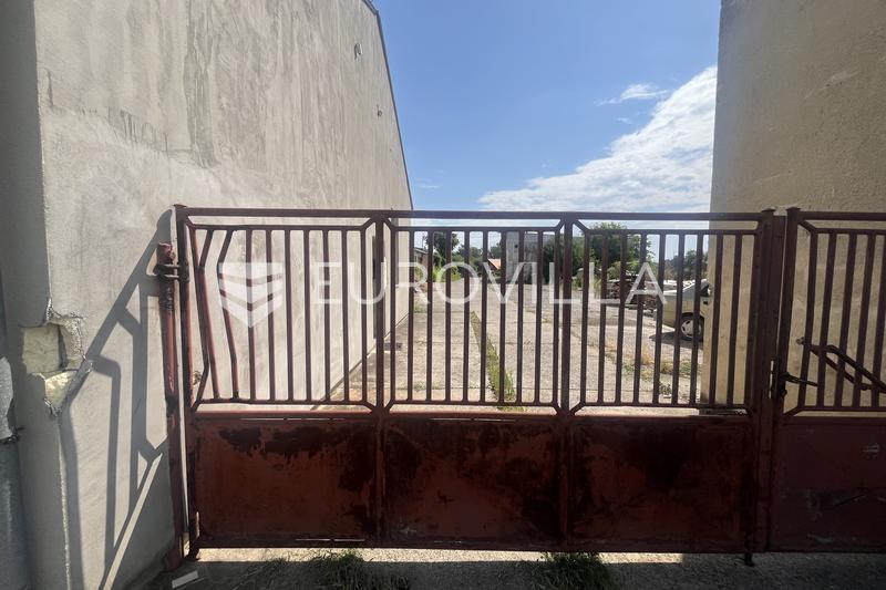 Krusevica, edificio commerciale con ampio terreno e posizione strategica - 3