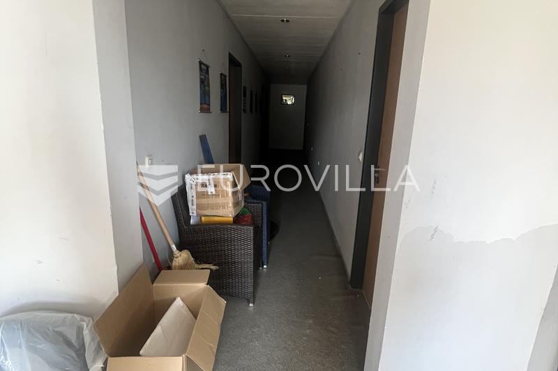 Krusevica, edificio commerciale con ampio terreno e posizione strategica - 9
