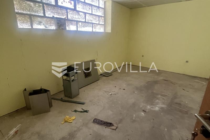 Krusevica, edificio commerciale con ampio terreno e posizione strategica - 12
