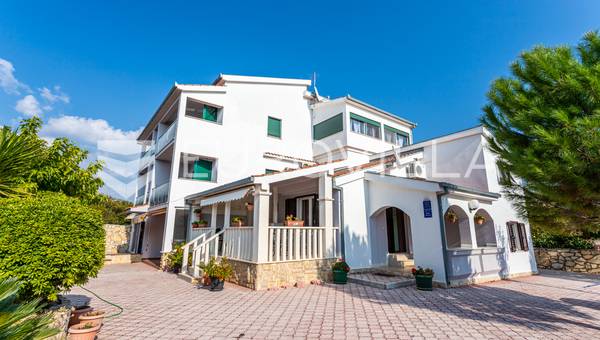 Vinišće, kuća s s bazenom i 6 apartmana uz zemljište 1.000 m2 