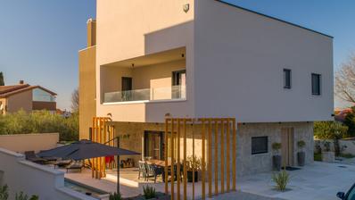 Istrie, Pula, designová vila s bazénem, saunou a samostatným apartmánem