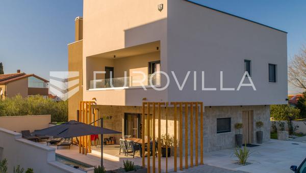 Istra, Pula, dizajnerska vila s bazenom, saunom i dodatnim stanom
