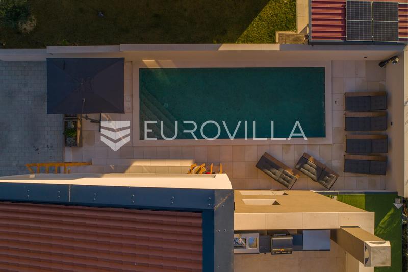 Istra, Pula, dizajnerska vila s bazenom, saunom i dodatnim stanom - 40