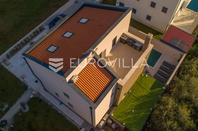 Istra, Pula, dizajnerska vila s bazenom, saunom i dodatnim stanom - 41