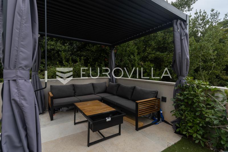 Istra, Pula, dizajnerska vila s bazenom, saunom i dodatnim stanom - 34