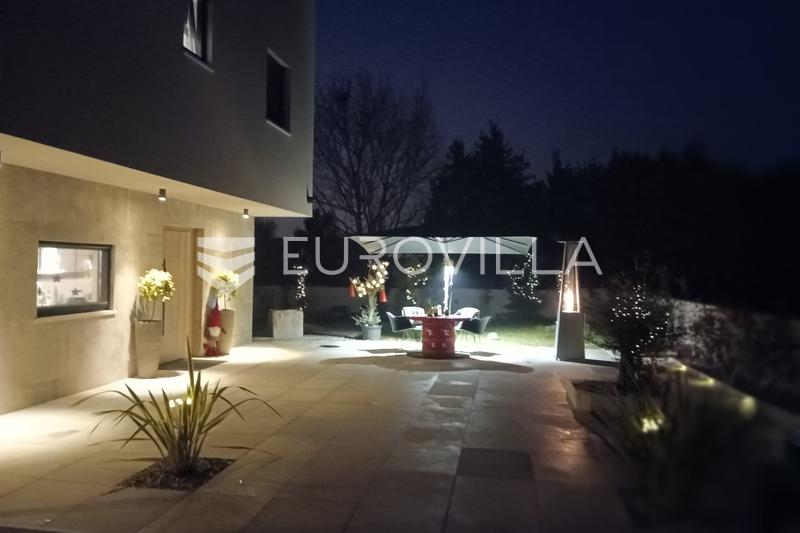 Istra, Pula, dizajnerska vila s bazenom, saunom i dodatnim stanom - 42