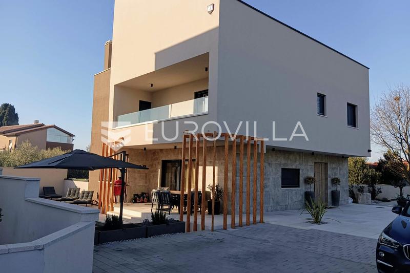 Istra, Pula, dizajnerska vila s bazenom, saunom i dodatnim stanom - 37