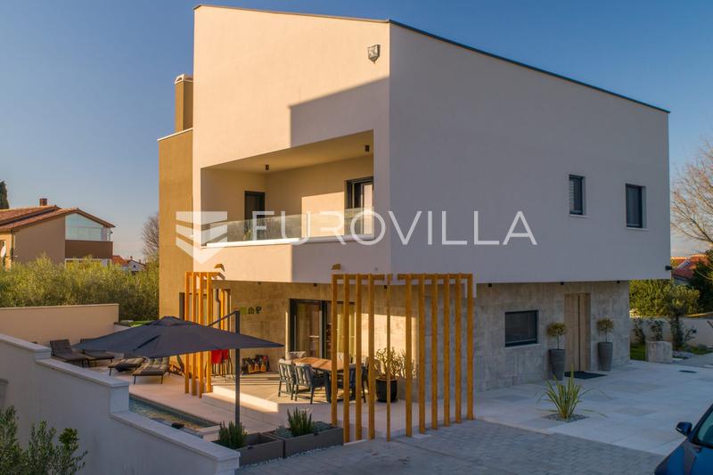 Istra, Pula, dizajnerska vila s bazenom, saunom i dodatnim stanom - 1
