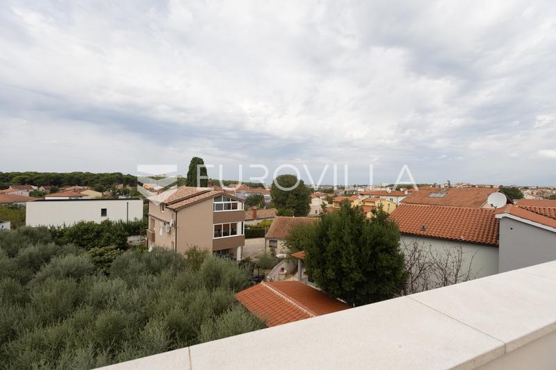 Istra, Pula, dizajnerska vila s bazenom, saunom i dodatnim stanom - 31