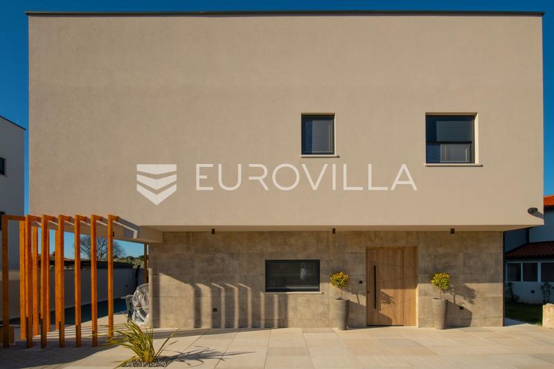 Istra, Pula, dizajnerska vila s bazenom, saunom i dodatnim stanom - 36