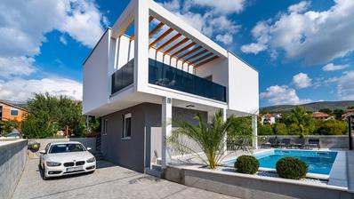 Zadar, Gornji Karin, moderní dům s bazénem a dvěma apartmány, 200 m od moře