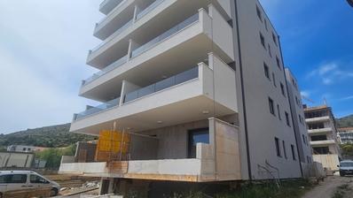 Trogir, Seget Donji stan 87,6 m² s pogledom na more, novogradnja s garažom i liftom