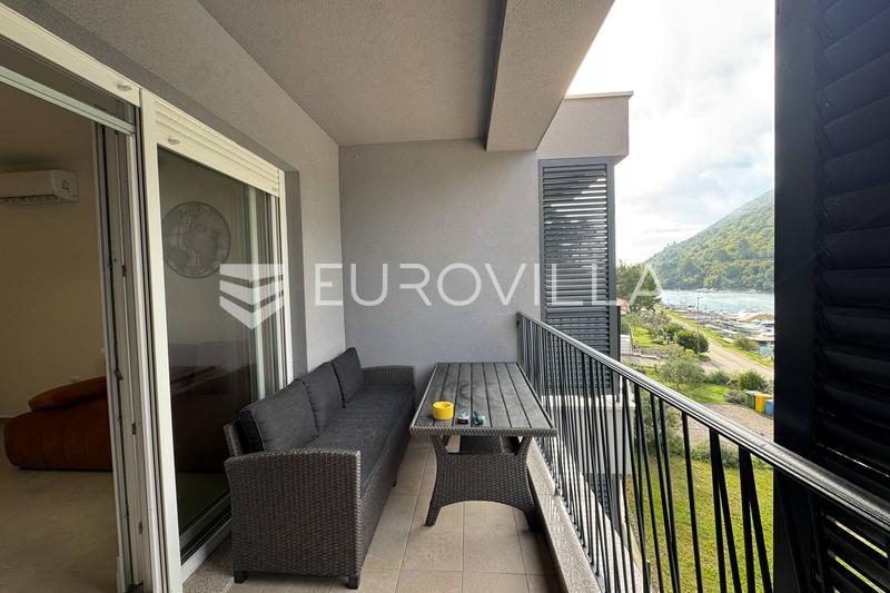 Istra, Plomin Luka, namješteni stan u novogradnji prvi red do mora