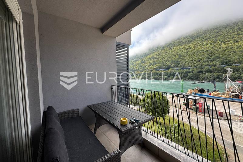 Istra, Plomin Luka, namješteni stan u novogradnji prvi red do mora