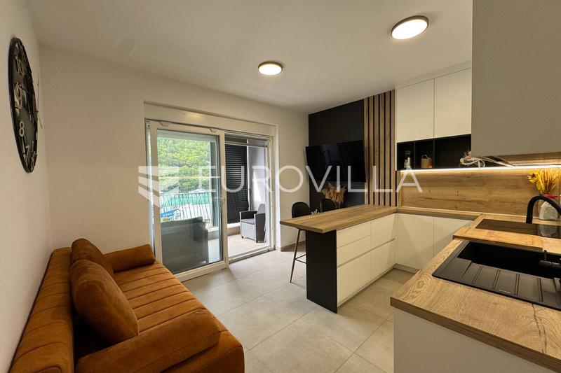 Istra, Plomin Luka, namješteni stan u novogradnji prvi red do mora