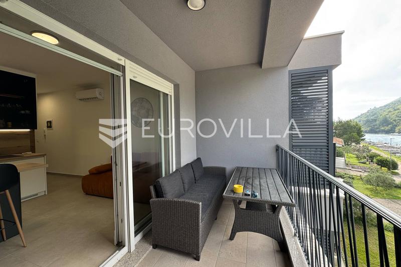 Istra, Plomin Luka, namješteni stan u novogradnji prvi red do mora