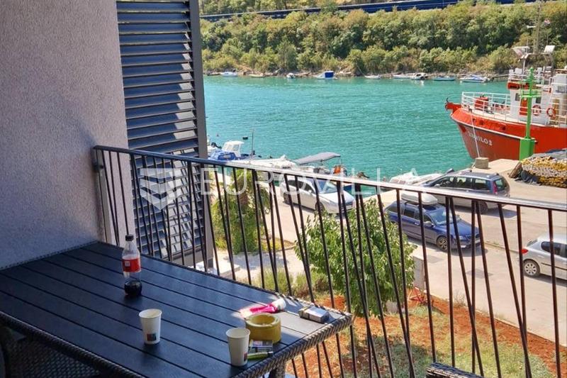 Istra, Plomin Luka, namješteni stan u novogradnji prvi red do mora