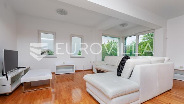Novi Vinodolski, Centro, casa com 3 unidades residenciais, PARA ALUGAR