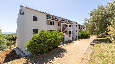 Istra, Duga Uvala, prizemlje, adaptirani apartman u sklopu naselja s pogledom na more,150 m od mora