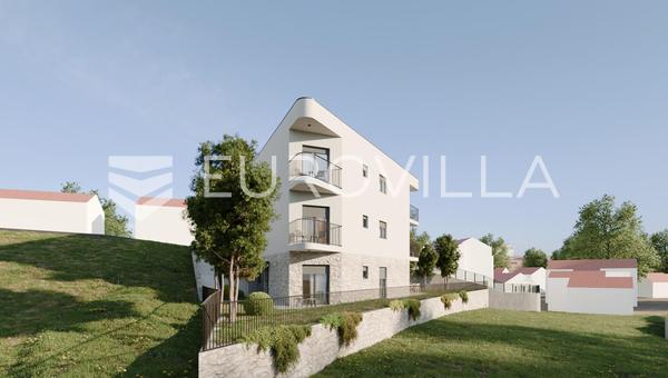 Podstrana, novo empreendimento - apartamento de três quartos com duas varandas e dois lugares de estacionamento 86 m