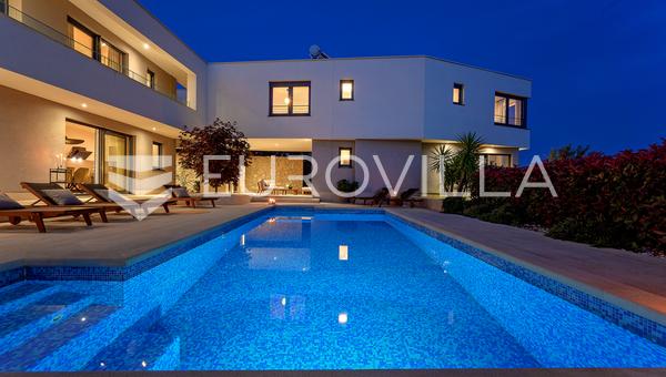 Kaštel Šućurac, twee moderne villa's met een gedeeld zwembad