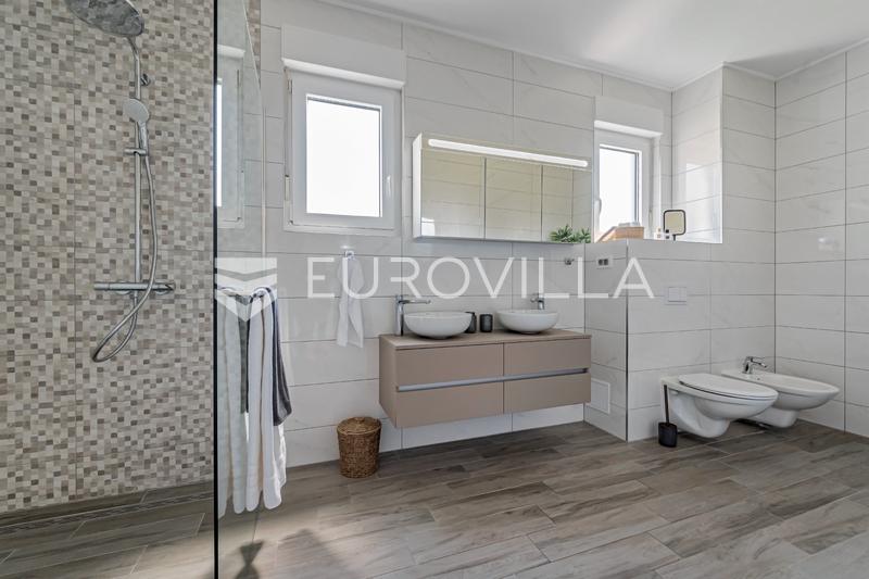 Kaštel Šućurac, twee moderne villa's met een gedeeld zwembad - 20