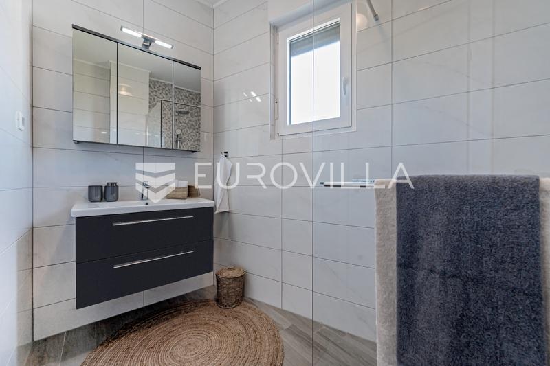 Kaštel Šućurac, twee moderne villa's met een gedeeld zwembad - 18