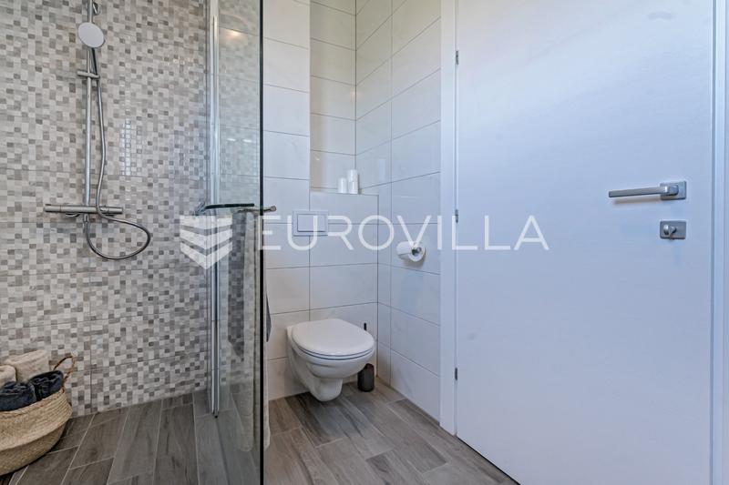 Kaštel Šućurac, twee moderne villa's met een gedeeld zwembad - 19