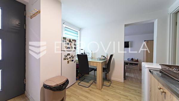 Osijek, Novi Grad, bir evde iki adet yenilenmiş ve eşyalı daire satılıktır, 41 m²