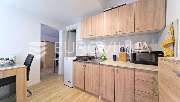 Osijek, Novi Grad, bir evde iki adet yenilenmiş ve eşyalı daire satılıktır, 41 m²