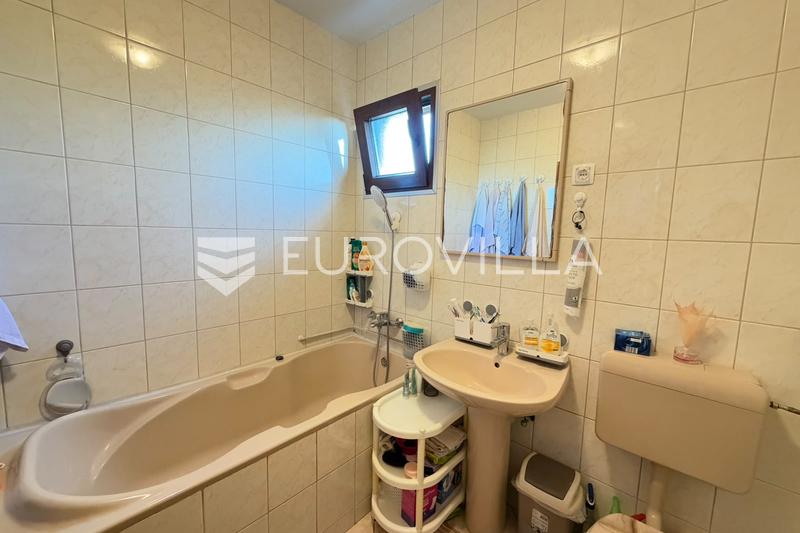 Dakovo, Városközpont - Funkcionális és világos háromszobás lakás kiegészítő tetőtérrel - 14