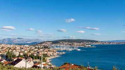 Trogir, moderan jednosoban stan s natkrivenim balkonom južne orijentacije