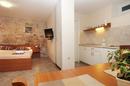 Makarska, Praça Kacic, casa histórica com espaços residenciais, de alojamento turístico e comerciais - 7