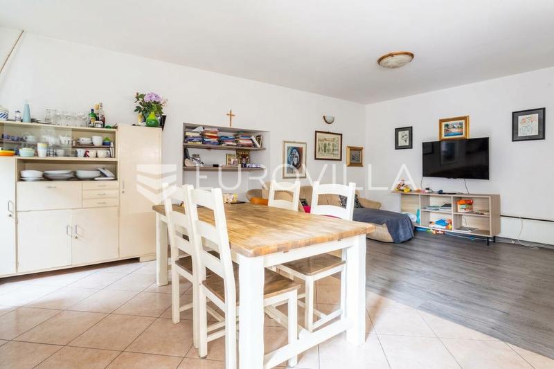 Makarska, Praça Kacic, casa histórica com espaços residenciais, de alojamento turístico e comerciais - 24