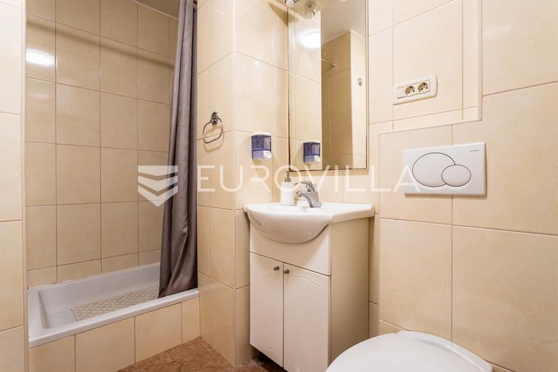 Makarska, Praça Kacic, casa histórica com espaços residenciais, de alojamento turístico e comerciais - 14