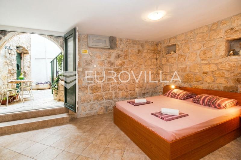 Makarska, Praça Kacic, casa histórica com espaços residenciais, de alojamento turístico e comerciais - 5