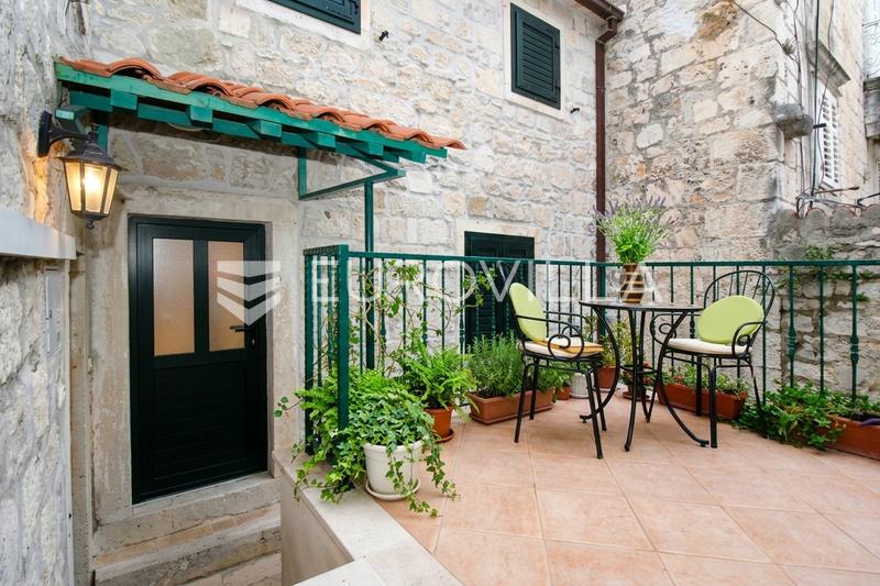 Makarska, Praça Kacic, casa histórica com espaços residenciais, de alojamento turístico e comerciais - 15