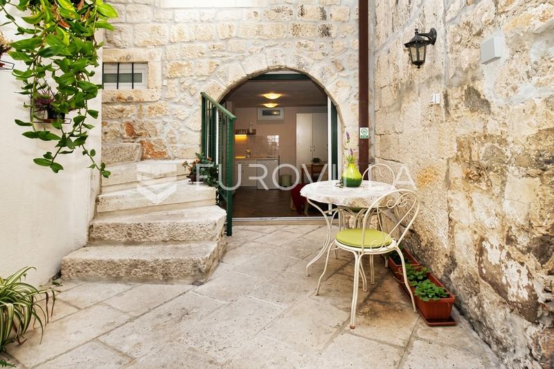 Makarska, Praça Kacic, casa histórica com espaços residenciais, de alojamento turístico e comerciais - 9