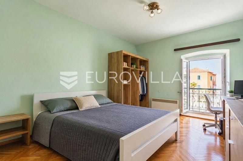 Makarska, Praça Kacic, casa histórica com espaços residenciais, de alojamento turístico e comerciais - 1