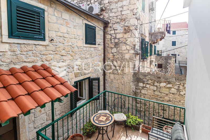 Makarska, Praça Kacic, casa histórica com espaços residenciais, de alojamento turístico e comerciais - 25