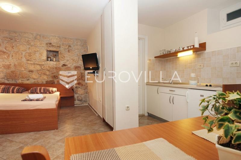 Makarska, Praça Kacic, casa histórica com espaços residenciais, de alojamento turístico e comerciais - 7