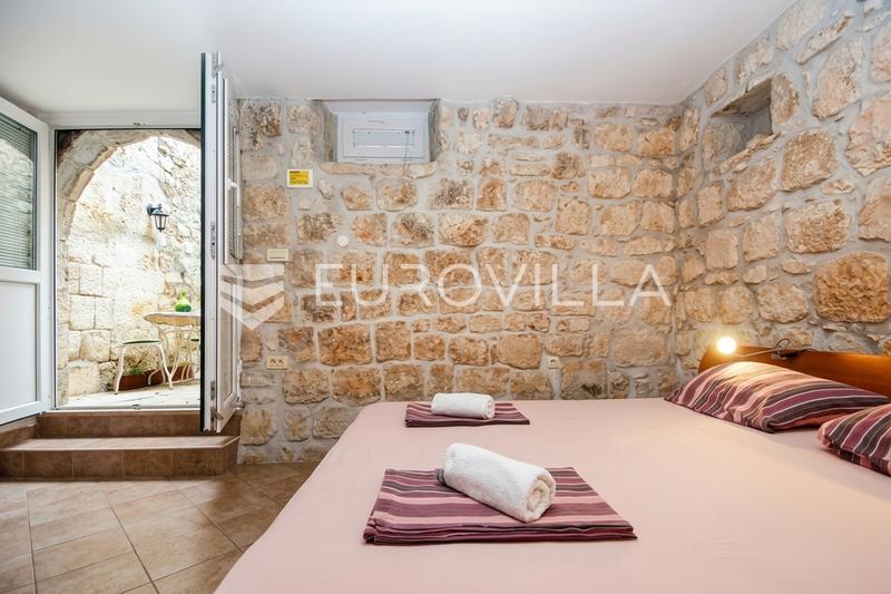 Makarska, Praça Kacic, casa histórica com espaços residenciais, de alojamento turístico e comerciais - 6
