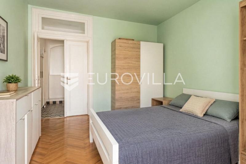Makarska, Praça Kacic, casa histórica com espaços residenciais, de alojamento turístico e comerciais - 2