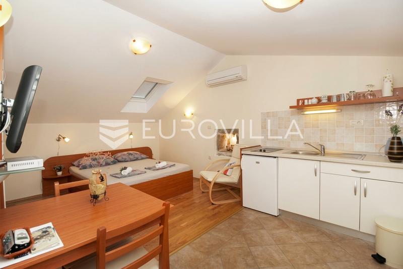 Makarska, Praça Kacic, casa histórica com espaços residenciais, de alojamento turístico e comerciais - 18