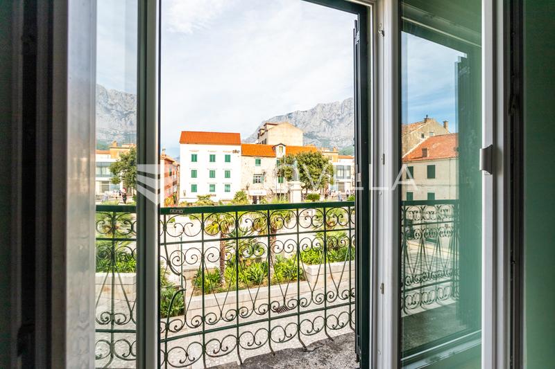 Makarska, Praça Kacic, casa histórica com espaços residenciais, de alojamento turístico e comerciais - 3