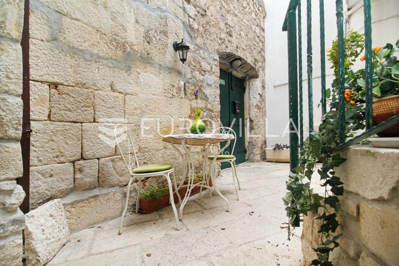 Makarska, Praça Kacic, casa histórica com espaços residenciais, de alojamento turístico e comerciais - 10