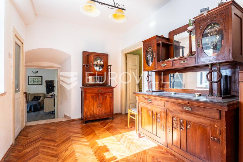 Makarska, Praça Kacic, casa histórica com espaços residenciais, de alojamento turístico e comerciais - 21