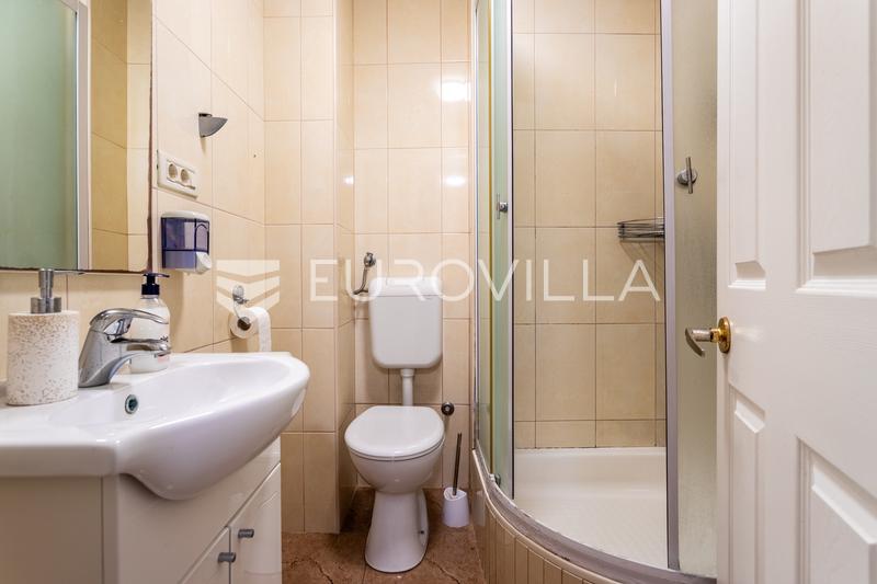 Makarska, Praça Kacic, casa histórica com espaços residenciais, de alojamento turístico e comerciais - 8
