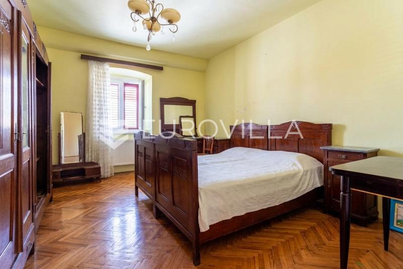 Makarska, Praça Kacic, casa histórica com espaços residenciais, de alojamento turístico e comerciais - 20