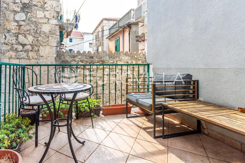 Makarska, Praça Kacic, casa histórica com espaços residenciais, de alojamento turístico e comerciais - 16